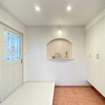 ステンドグラスと淡いブルーの造作収納がある平屋（群馬県高崎市）