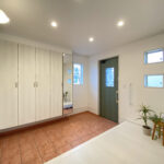 ステンドグラスと淡いブルーの造作収納がある平屋（群馬県高崎市）