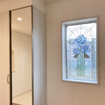 ステンドグラスと淡いブルーの造作収納がある平屋（群馬県高崎市）