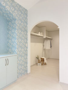 ステンドグラスと淡いブルーの造作収納がある平屋（群馬県高崎市）