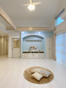 ステンドグラスと淡いブルーの造作収納がある平屋（群馬県高崎市）