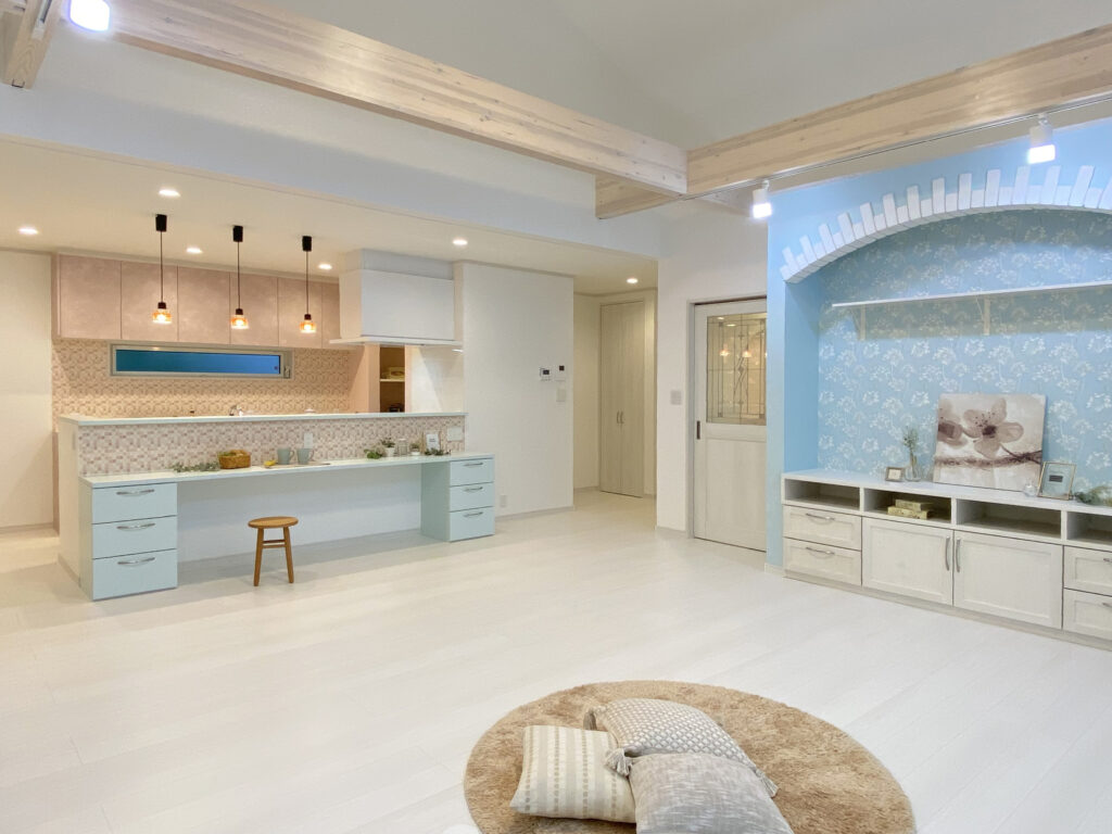 ステンドグラスと淡いブルーの造作収納がある平屋