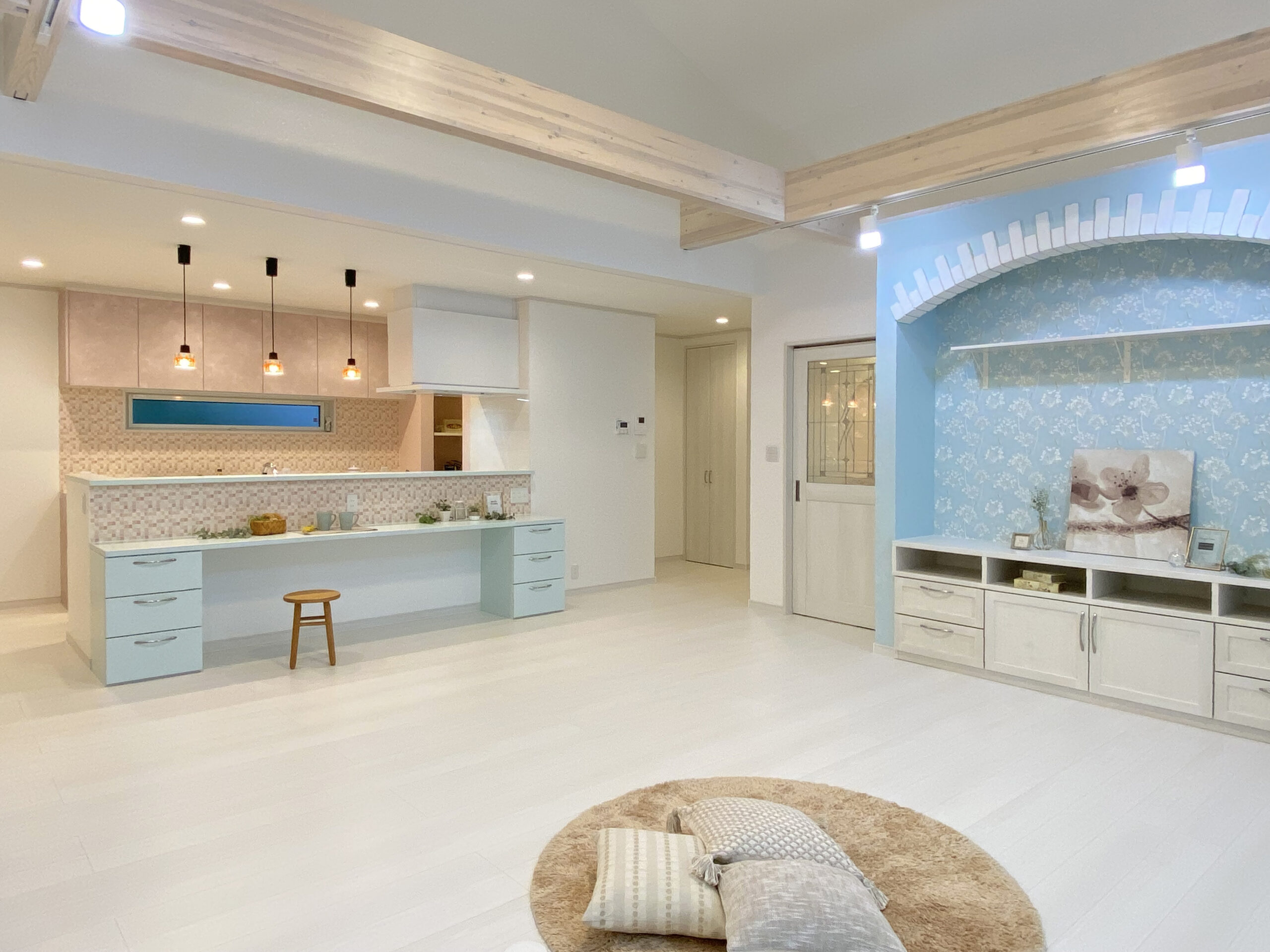 ステンドグラスと淡いブルーの造作収納がある平屋（群馬県高崎市）