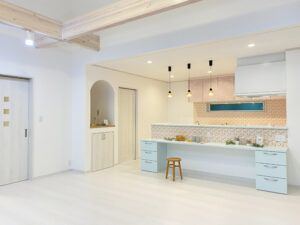 ステンドグラスと淡いブルーの造作収納がある平屋（群馬県高崎市）