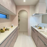 ステンドグラスと淡いブルーの造作収納がある平屋（群馬県高崎市）