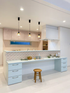 ステンドグラスと淡いブルーの造作収納がある平屋（群馬県高崎市）