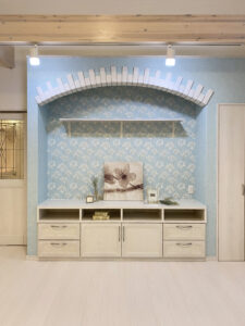 ステンドグラスと淡いブルーの造作収納がある平屋（群馬県高崎市）