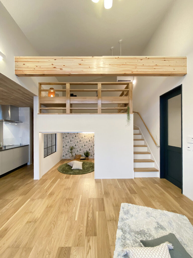 空間の印象が変わるパネル手すりと木製手すり