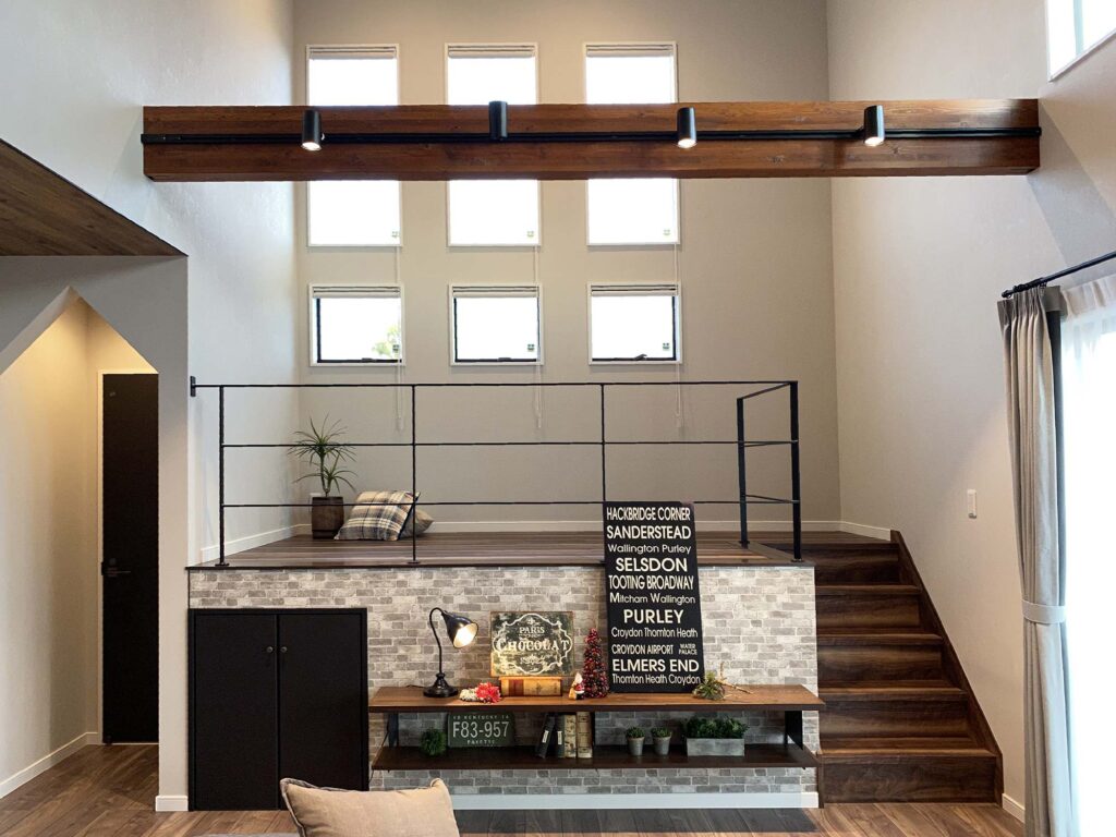 ガラッと印象が変わる腰壁手すりとアイアン手すり