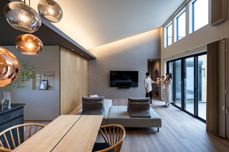 平屋で南側に玄関のある住まいの内装事例