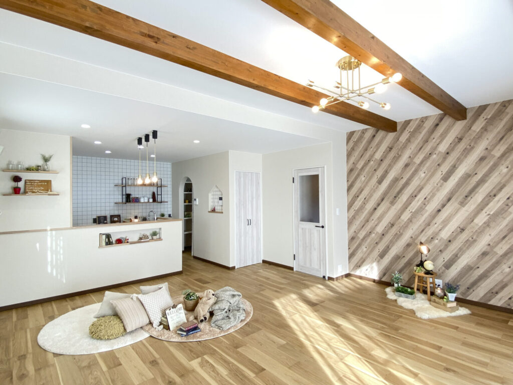 木の心地よさを感じる、一体的で広々としたLDKの事例