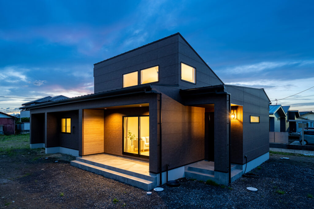 玄関とLDKの間に目隠しの壁のある平屋