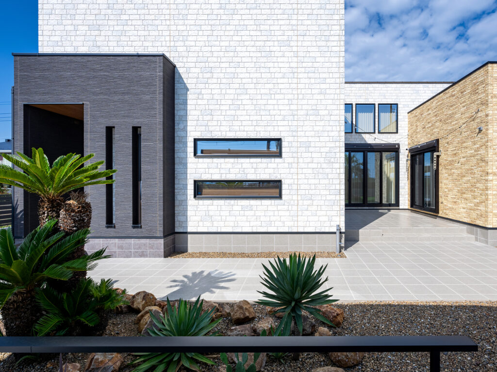 タイルデッキでおしゃれな外観を実現したコの字型の平屋注文住宅