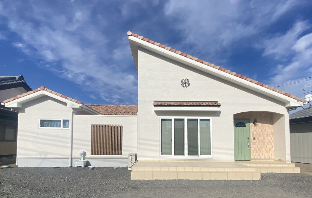 クリーム色の外壁が南欧風の雰囲気を醸す注文住宅の事例