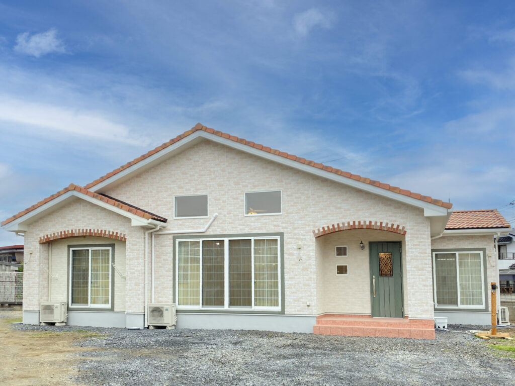 赤茶色の屋根がおしゃれな平屋注文住宅の事例