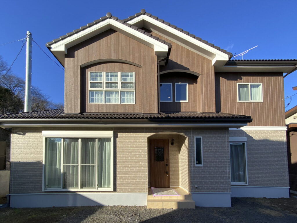 窓やドアのラインが整った外観の注文住宅