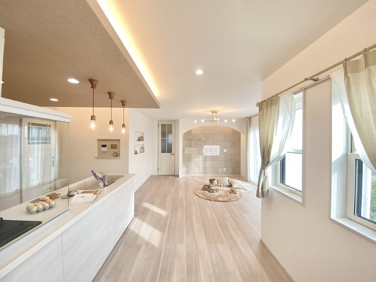 暖色系、間接照明の利用がおしゃれな内装の注文住宅