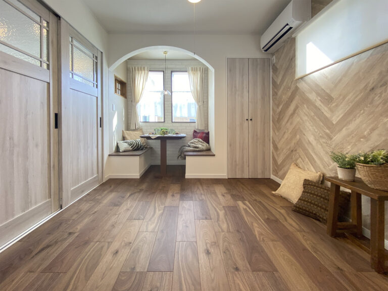 籠もり感のあるヌックが魅力的な内装の注文住宅の事例