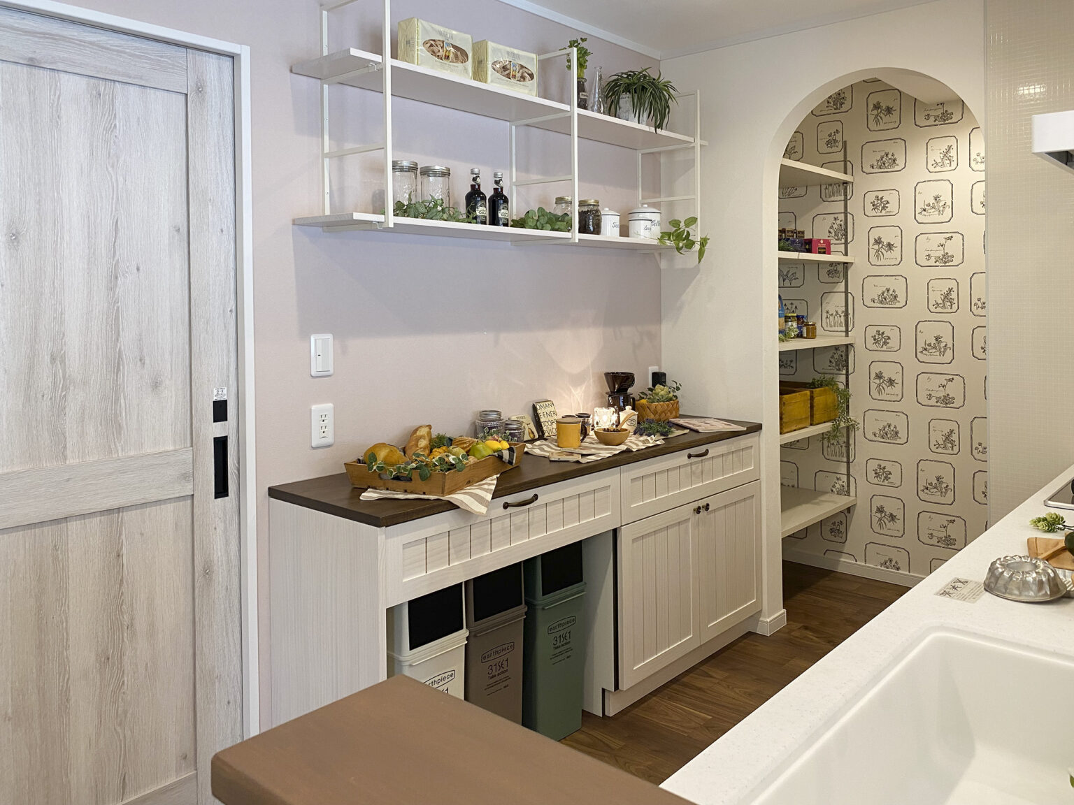 パントリーとは｜食材ストックの管理とキッチンの整理整頓を助ける空間