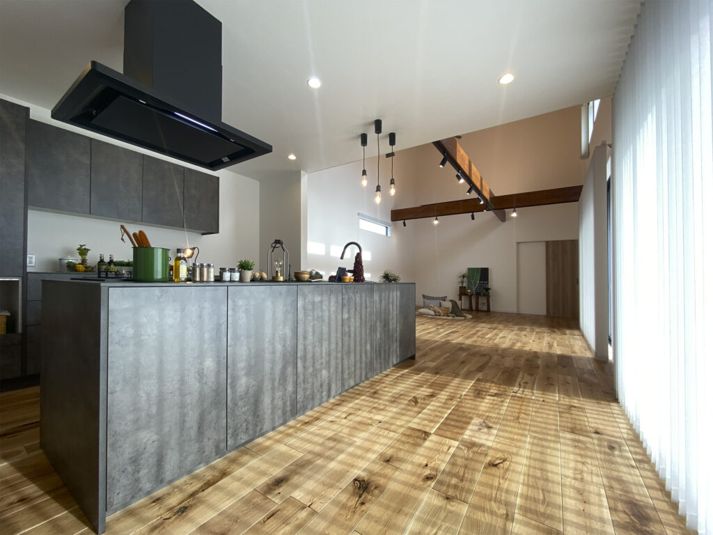 施工事例|内装外観|広々タイルデッキと明るいLDKのある平屋