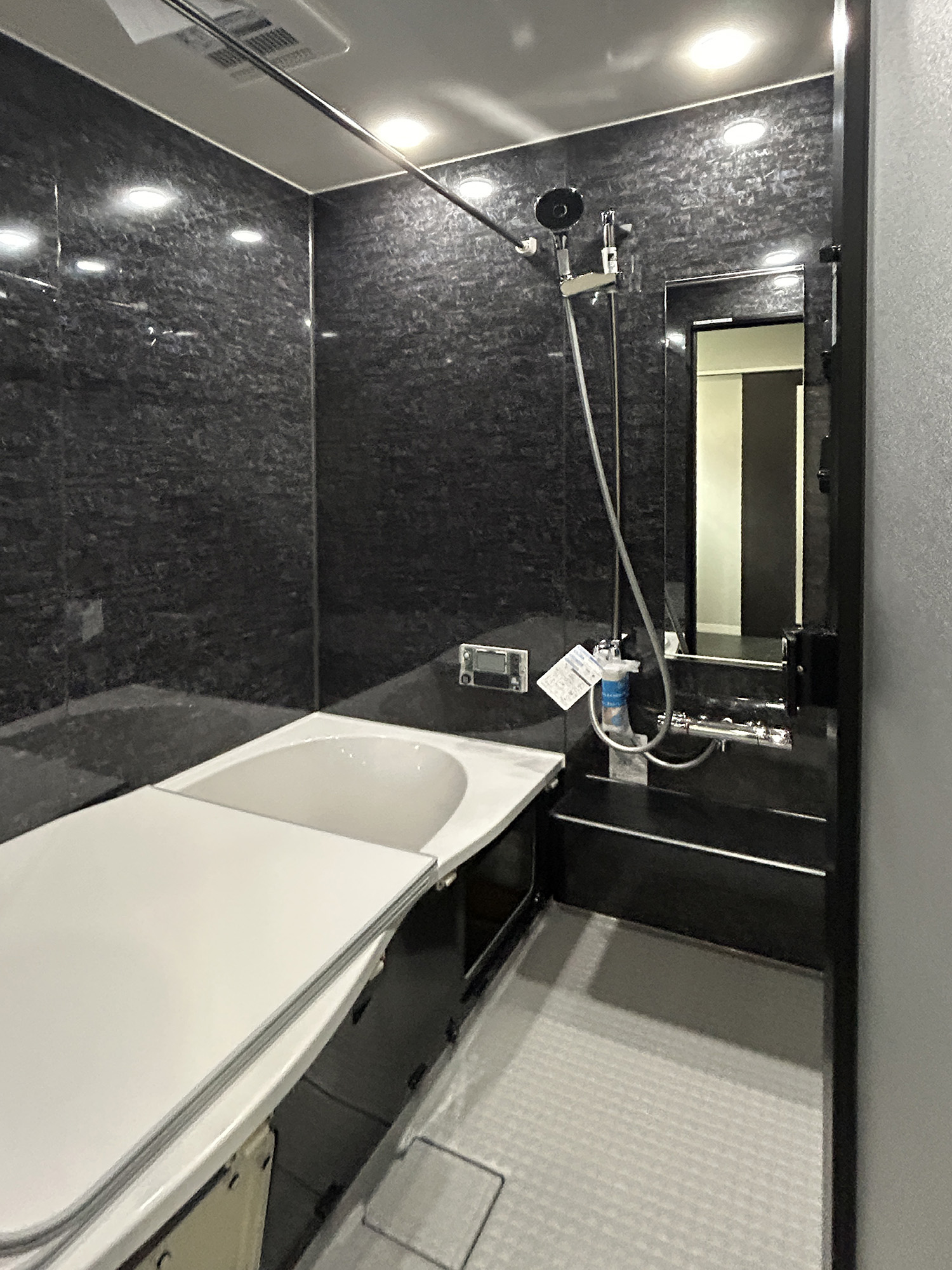 素材感を楽しむ、モノトーンデザインの家（群馬県太田市）