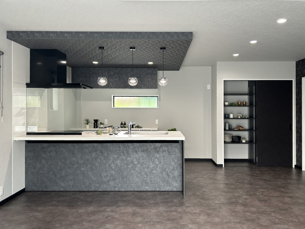 素材感を楽しむ、モノトーンデザインの家（群馬県太田市）