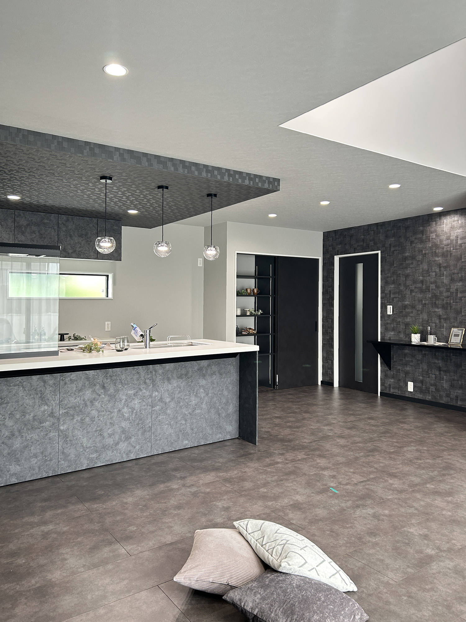 素材感を楽しむ、モノトーンデザインの家（群馬県太田市）