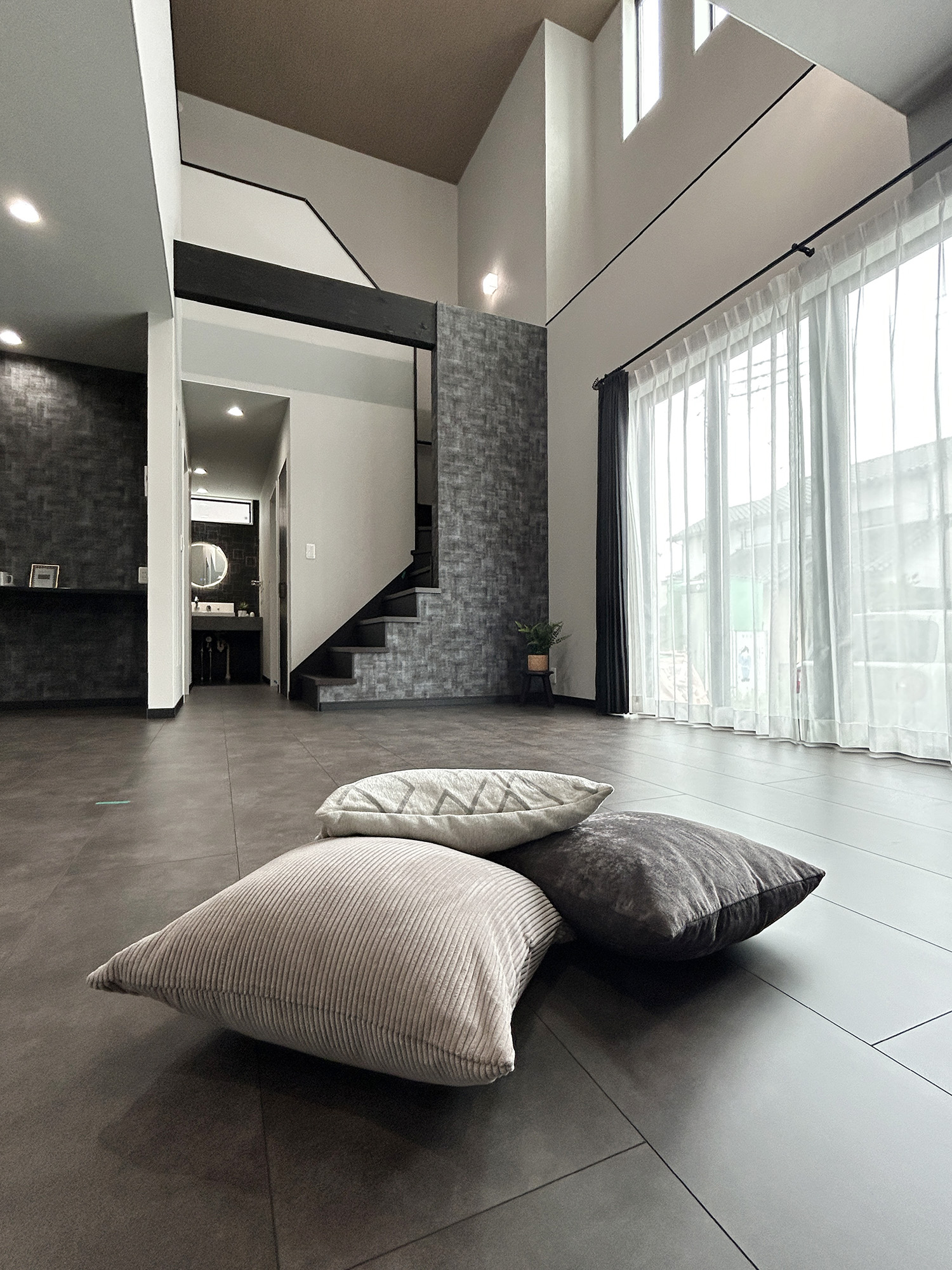 素材感を楽しむ、モノトーンデザインの家（群馬県太田市）