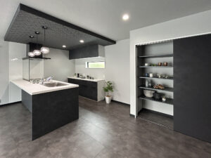 素材感を楽しむ、モノトーンデザインの家（群馬県太田市）