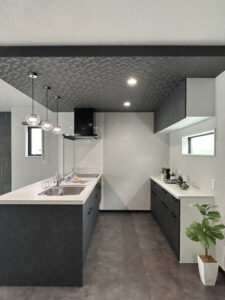 素材感を楽しむ、モノトーンデザインの家（群馬県太田市）