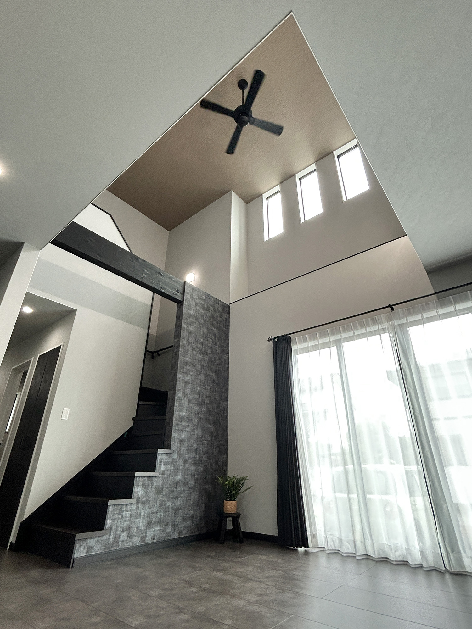 素材感を楽しむ、モノトーンデザインの家（群馬県太田市）