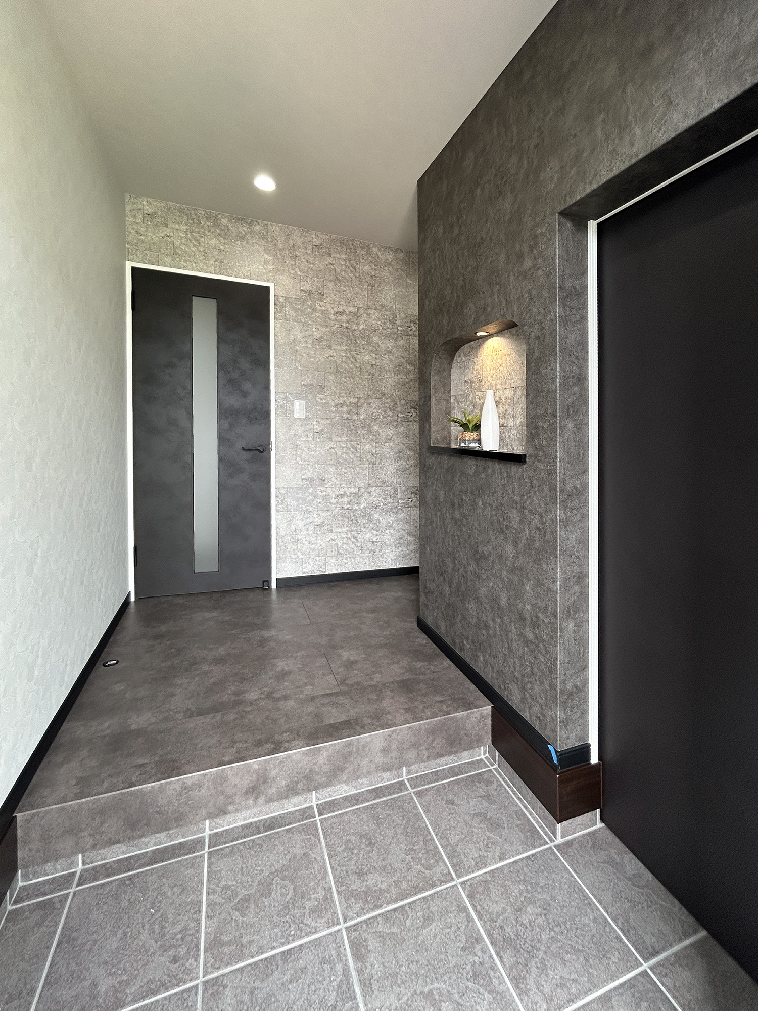 素材感を楽しむ、モノトーンデザインの家（群馬県太田市）