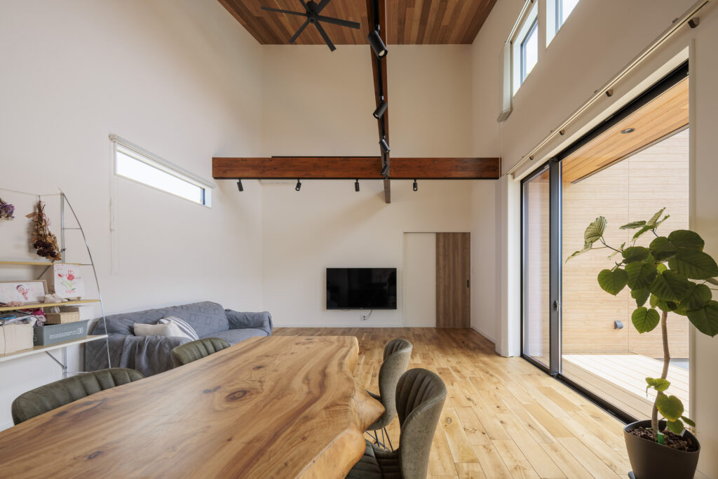 あらわしになった梁や天井の木が美しい注文住宅の事例
