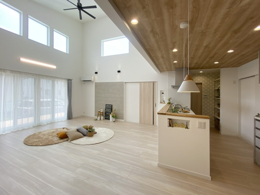 十分な光を取り込む、明るく快適な北欧風インテリアの注文住宅