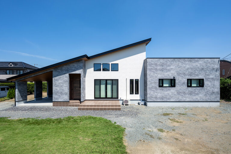 ガレージ付きで開放的な内装が魅力的な注文住宅