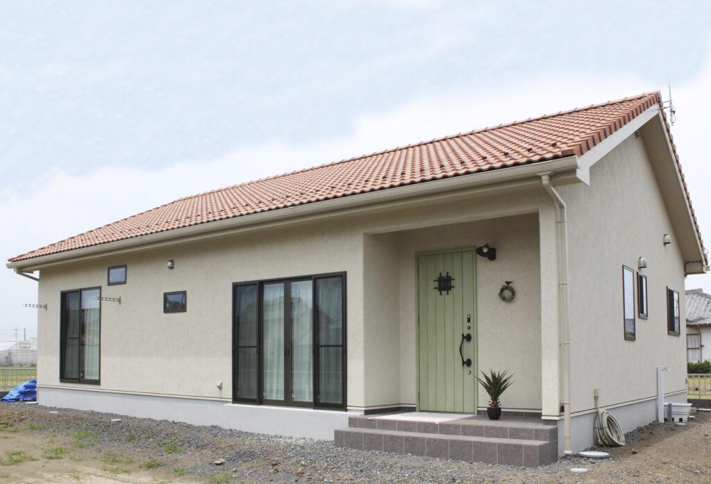 切妻屋根とおしゃれな色の屋根を持つ平屋注文住宅の事例