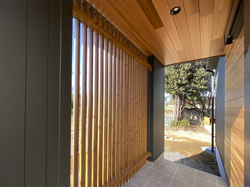 木を活かした外観がおしゃれな平屋の注文住宅