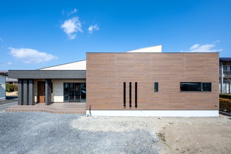 広いタイルデッキのある平屋建て注文住宅の事例