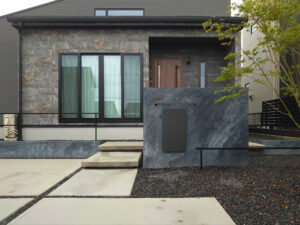 ねこと暮らす、グレーを楽しむ。遊び心と機能性を備えた平屋の家（群馬県高崎市）