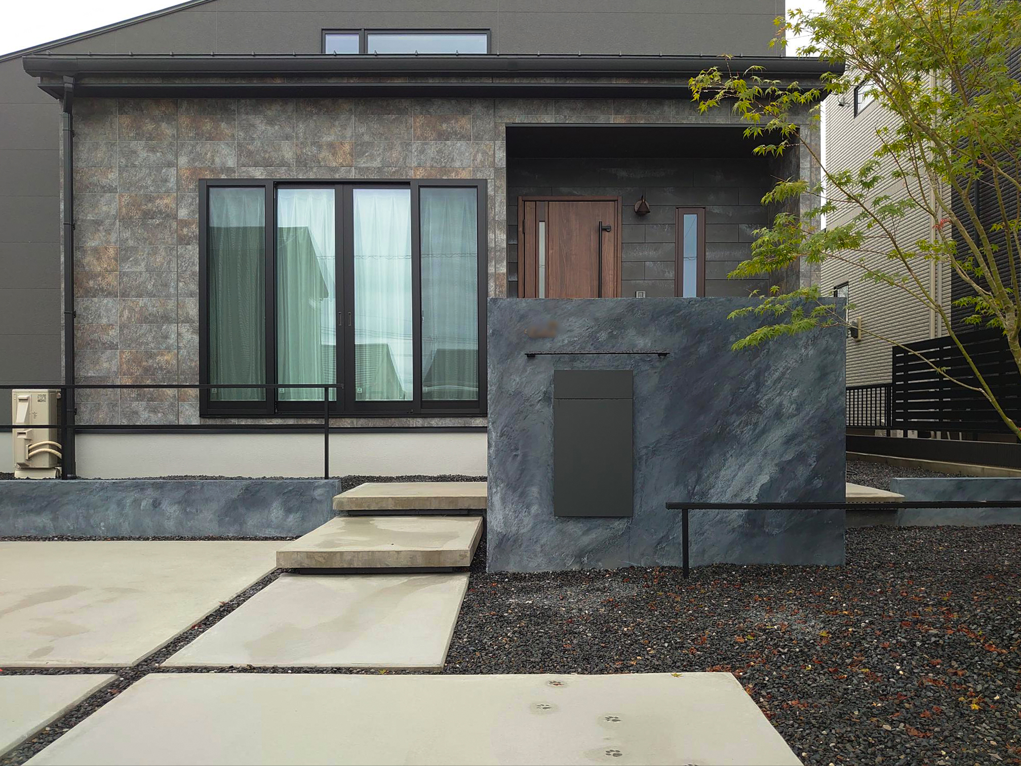 ねこと暮らす、グレーを楽しむ。遊び心と機能性を備えた平屋の家（群馬県高崎市）