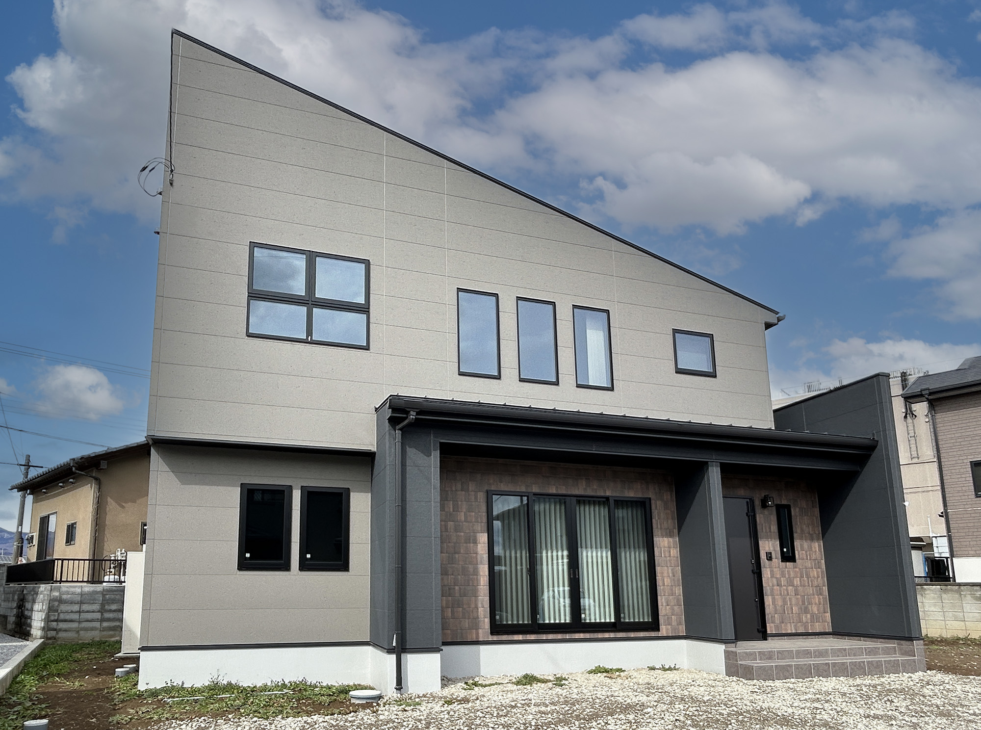 吹き抜けとアクセントウォールが映える住まい（群馬県高崎市）