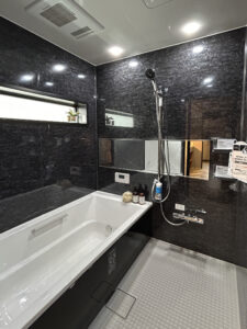 吹き抜けとアクセントウォールが映える住まい（群馬県高崎市）