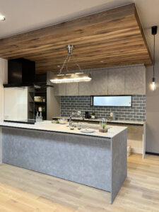 吹き抜けとアクセントウォールが映える住まい（群馬県高崎市）