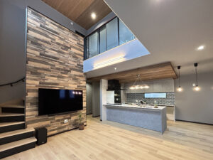 吹き抜けとアクセントウォールが映える住まい（群馬県高崎市）