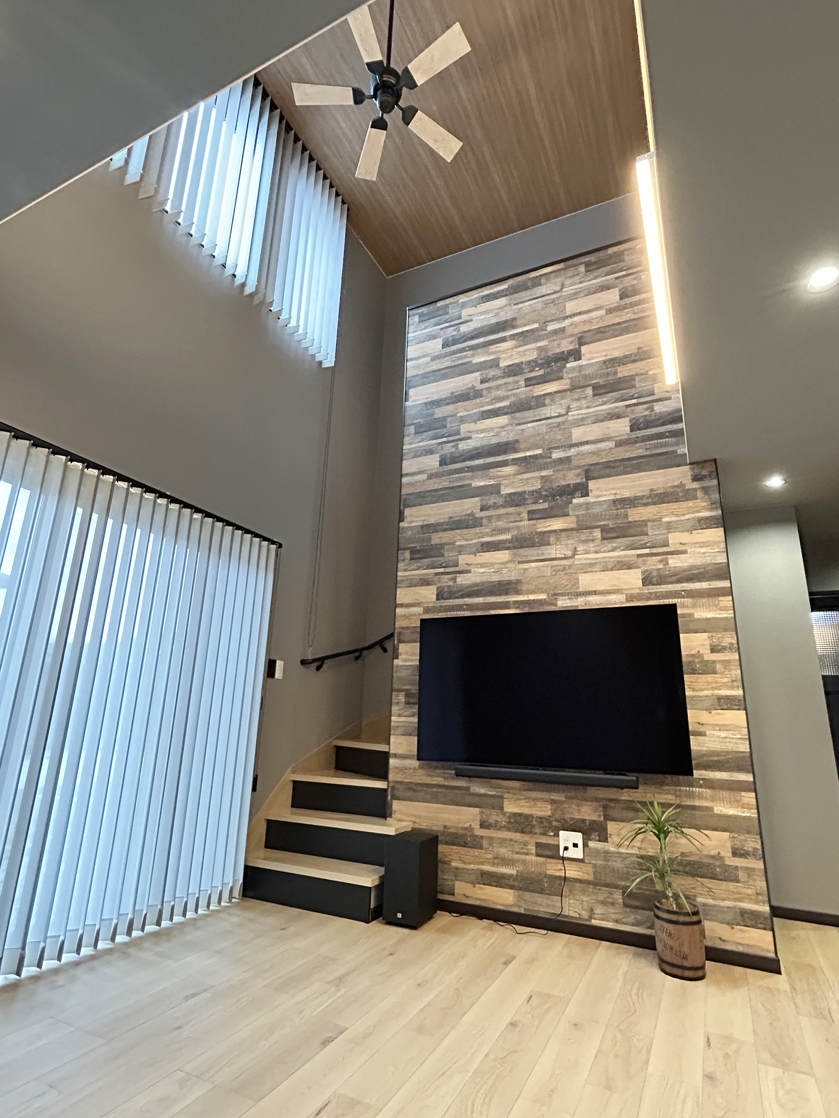 吹き抜けとアクセントウォールが映える住まい（群馬県高崎市）