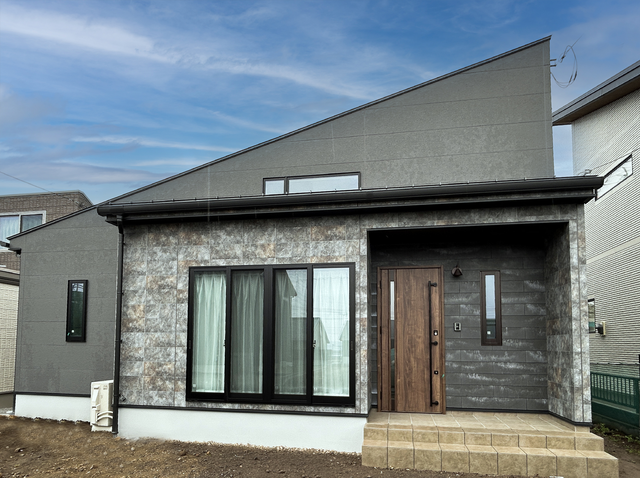 ねこと暮らす、グレーを楽しむ。遊び心と機能性を備えた平屋の家（群馬県高崎市）