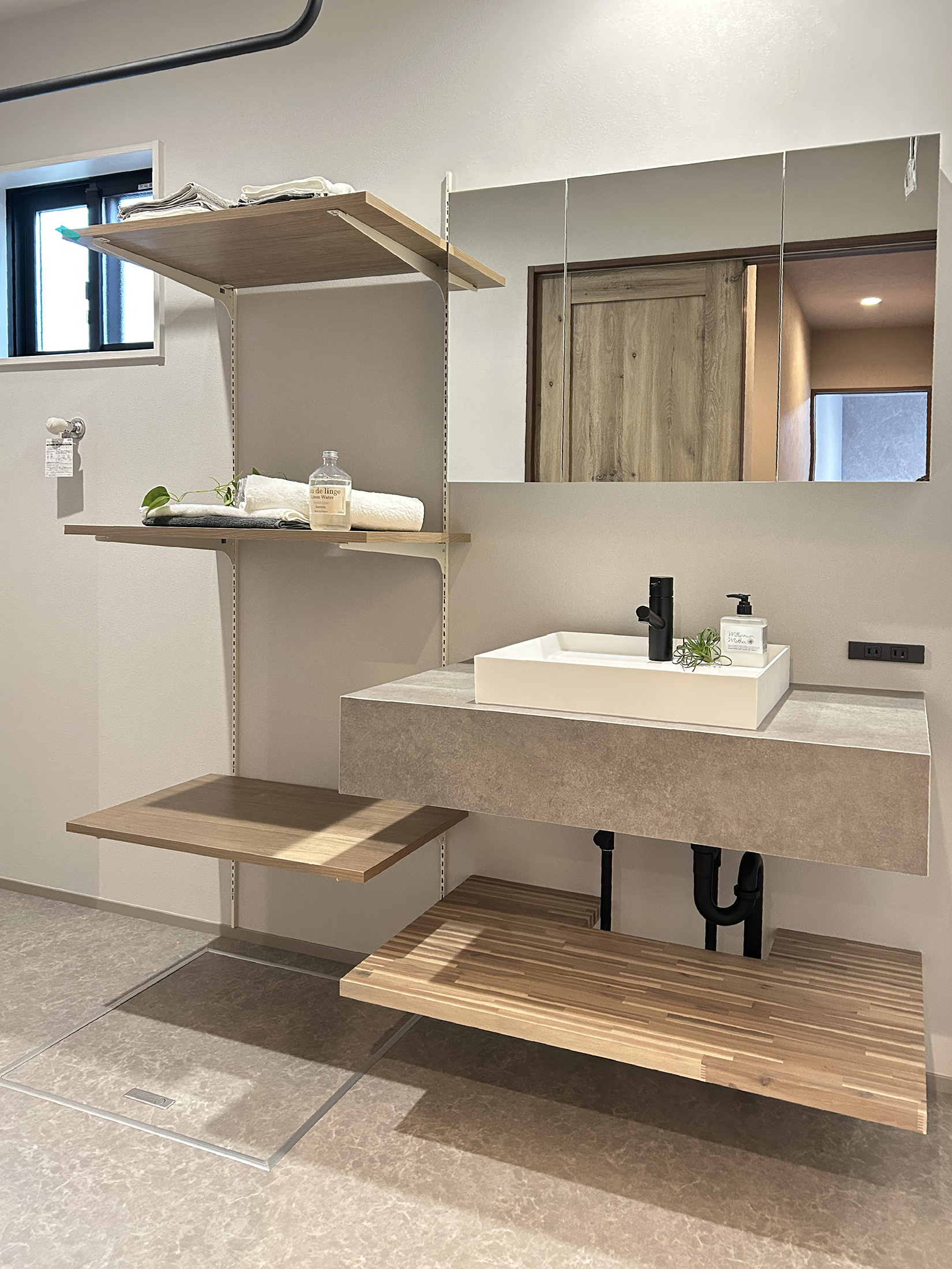 ねこと暮らす、グレーを楽しむ。遊び心と機能性を備えた平屋の家（群馬県高崎市）