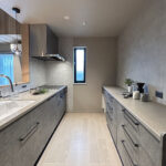 ねこと暮らす、グレーを楽しむ。遊び心と機能性を備えた平屋の家（群馬県高崎市）