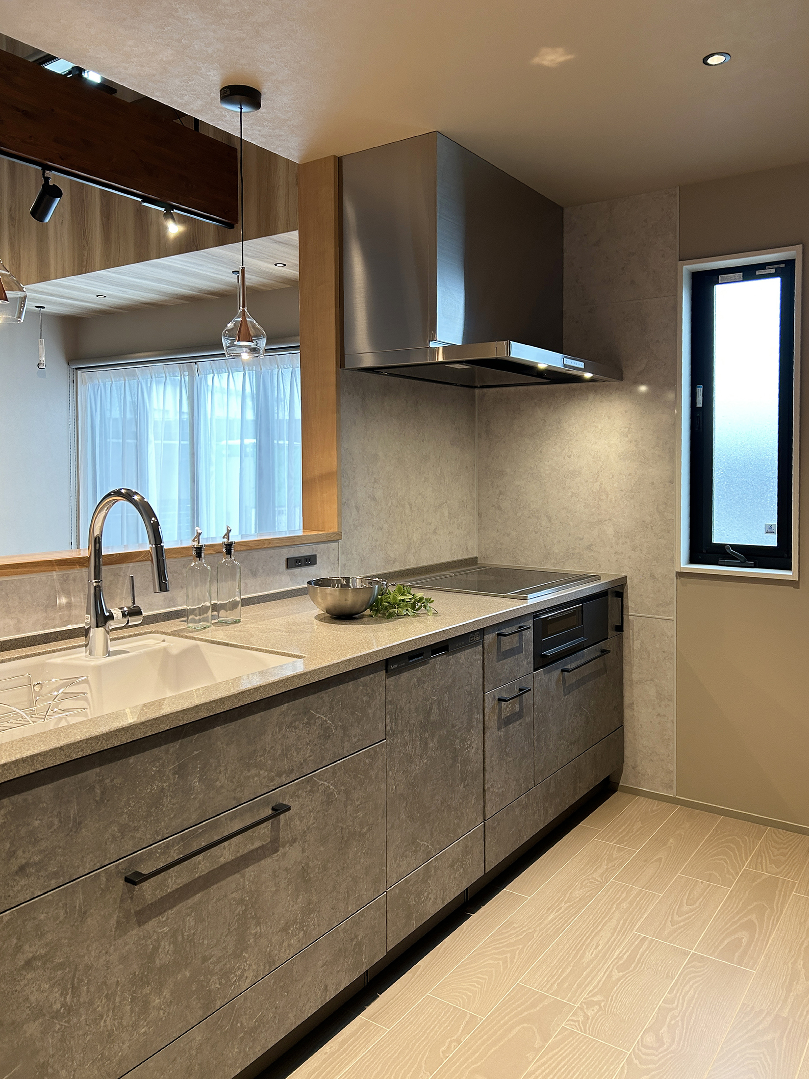 ねこと暮らす、グレーを楽しむ。遊び心と機能性を備えた平屋の家（群馬県高崎市）