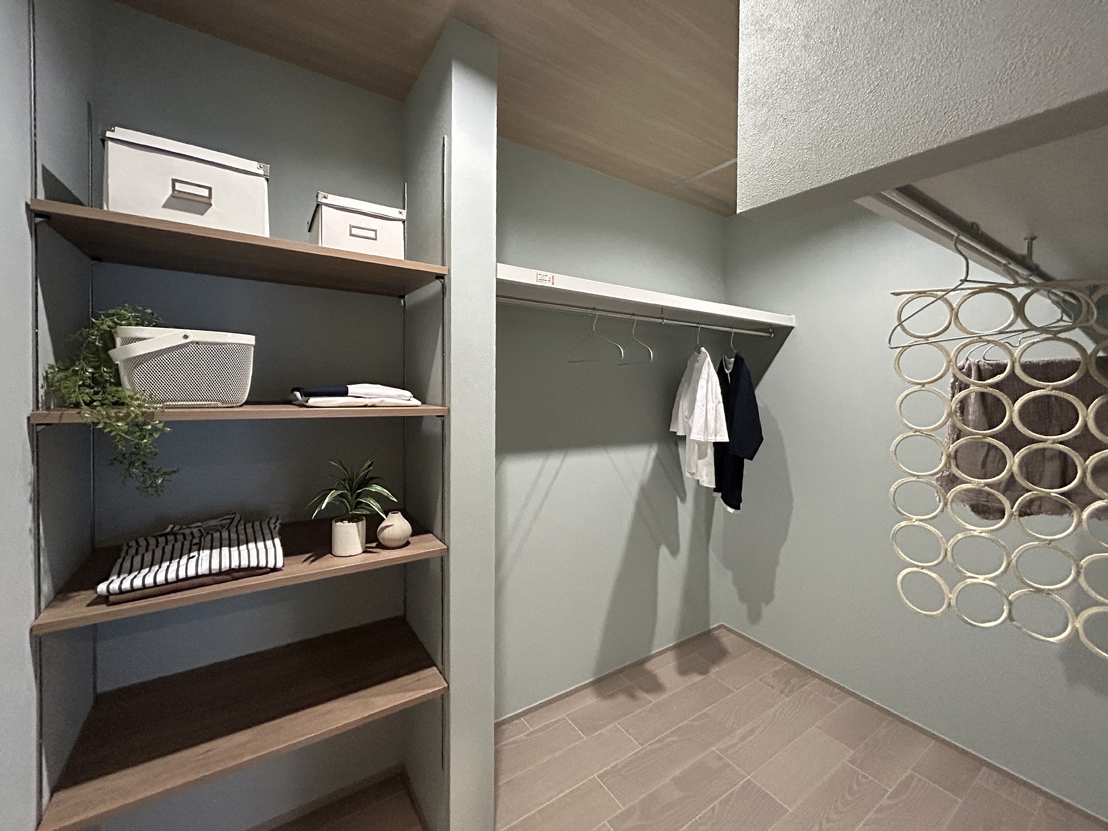 ねこと暮らす、グレーを楽しむ。遊び心と機能性を備えた平屋の家（群馬県高崎市）